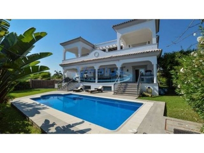 Fantastica y moderna villa de 5 dormitorios a tan solo 200 metros de la playa y cerca Puerto Banus!
