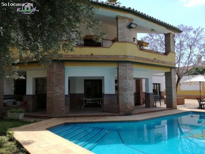 Hermosa villa en Alhaurin con piscina, chiringuito, zona de ocio, jardín y con las mejores calidades
