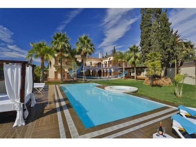 Villa Exclusiva 14 dormitorios en el centro de Marbella, 120 metros de la playa!