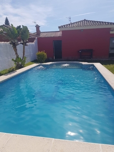 Alquiler de casa con piscina y terraza en Chiclana de la Frontera, Los gallos