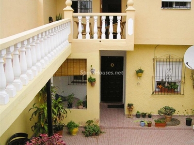 Casa adosada en venta en Las Brisas, Marbella