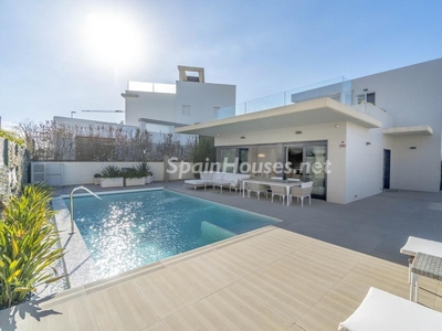 Chalet independiente en venta en Campoamor, Orihuela