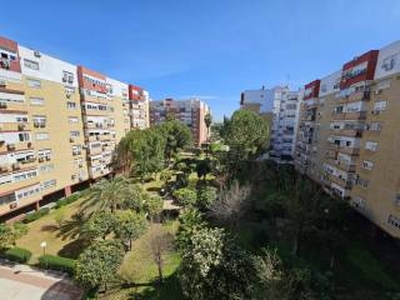 Piso de cuatro habitaciones quinta planta, Parque Amate-Santa Aurelia, Sevilla