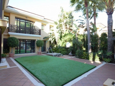 Alquiler Casa adosada en Urbanización Bahía de Banús Marbella. Muy buen estado plaza de aparcamiento con terraza 340 m²