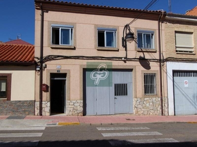 Venta Casa unifamiliar en Calle de San Antón Viejo Benavente. Buen estado plaza de aparcamiento 241 m²