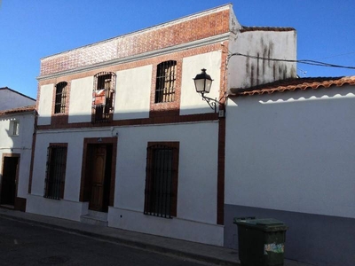 Venta Casa unifamiliar en Sevilla Medina de Las Torres. Buen estado 310 m²
