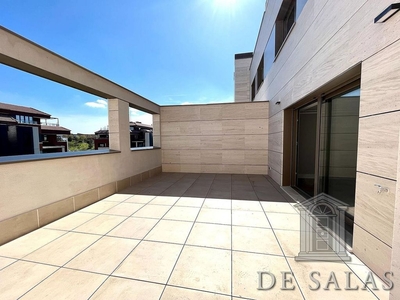 Alquiler de ático en Mirasierra de 3 habitaciones con terraza y piscina