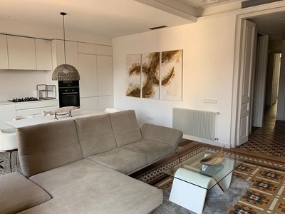 Alquiler de piso en calle Gran Via de Les Corts Catalanes de 3 habitaciones con terraza y muebles