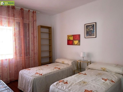 Alquiler de piso en calle San Isidro de 3 habitaciones con terraza y muebles