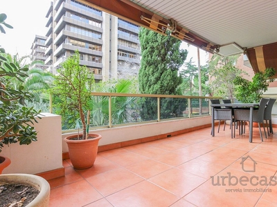 Alquiler de piso en Les Corts de 4 habitaciones con terraza y garaje