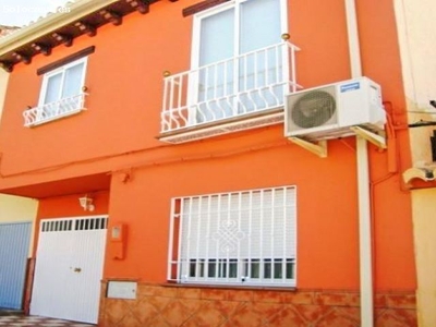 Casa de 2 plantas situada en la calle Almería de La Zubia