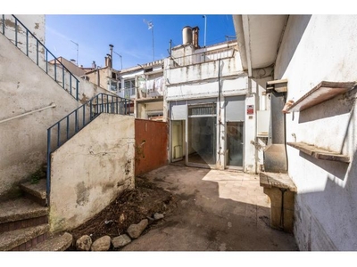Descubre esta encantadora casa tipo inglés para reformar en el corazón de Sabadell.