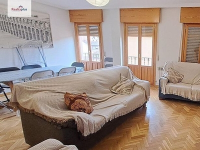 Dúplex en alquiler en Centro - Segovia de 5 habitaciones con muebles y balcón