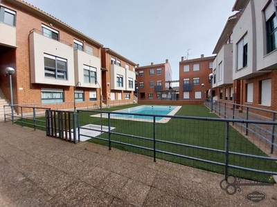 Dúplex en venta en Alagón de 4 habitaciones con piscina y garaje