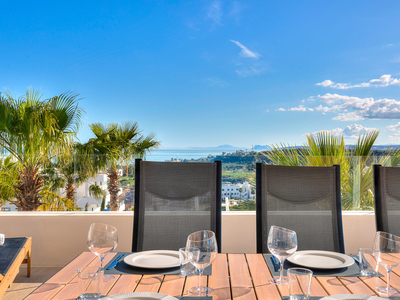 ¡Encantador apartamento, con sus impresionantes vistas al mar y al Golf en Estepona! Venta Guadalobón