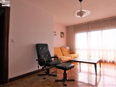 Piso en alquiler en avenida De Barañáin de 3 habitaciones con muebles y balcón
