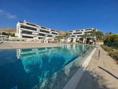 Piso en venta en Cala de Finestrat de 4 habitaciones con terraza y piscina