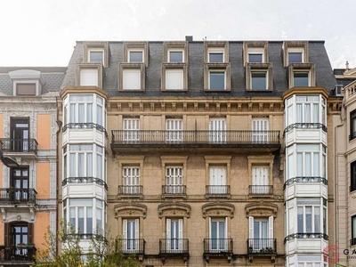 Piso en venta en Centro - San Sebastián-Donostia de 3 habitaciones con balcón y calefacción