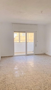 Piso en venta en Melilla de 4 habitaciones con terraza y ascensor