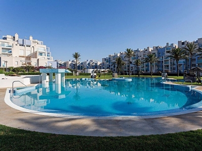Piso en venta en paseo Carmen Sevilla de 2 habitaciones con terraza y piscina