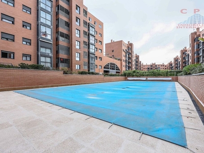 Piso en venta en Sanchinarro de 2 habitaciones con terraza y piscina