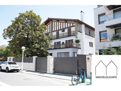 Venta de ático en calle Infanta Cristina de 3 habitaciones con terraza y garaje