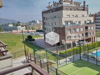 Venta de piso en calle José María Marcilla de 3 habitaciones con terraza y piscina