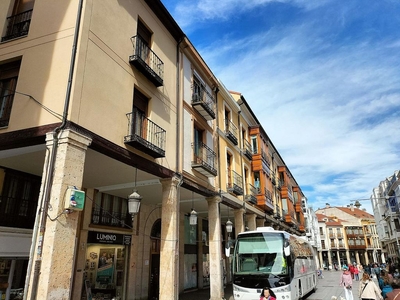 Venta de piso en Centro - Palencia de 3 habitaciones con garaje y balcón
