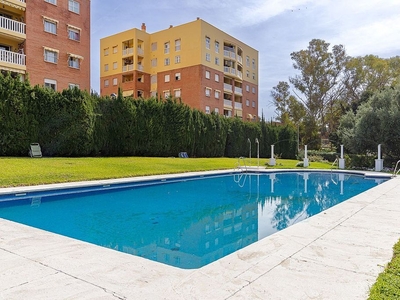 Venta de piso en El Candado - El Palo de 4 habitaciones con terraza y piscina
