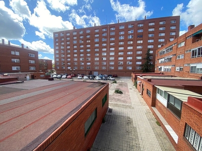 Venta de piso en Pan y Guindas de 3 habitaciones con terraza y balcón