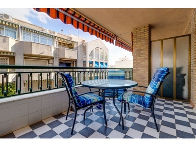 apartamento con grande terraza , vistas laterales al mar y a 150m de la playa del cura
