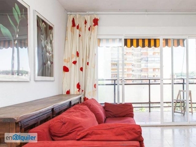 Apartamento de 4 dormitorios con balcón en alquiler en la Puerta del Ángel.