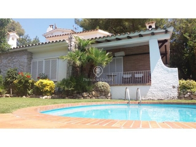 Casa de estilo mediterráneo con piscina y jardín en Vallpineda