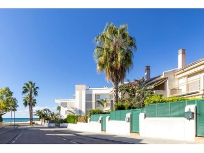 Fantástica Casa Adosada con Jardín privado, ubicación Exclusiva Frente a la Playa de Altafulla!