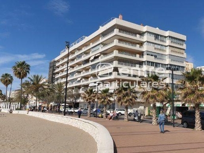 Frontal al mar, con piscina y garaje.