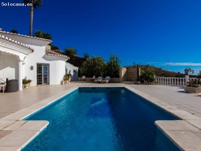 Lujosa villa con piscina de agua salada y vistas al mar