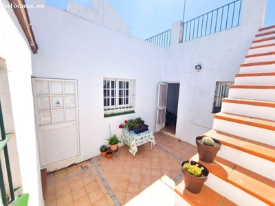 Se vende casa con patio, garaje y azotea en Monte de Aguila.