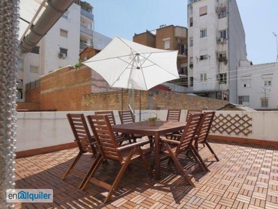 Soleado piso de 3 habitaciones con terraza en la azotea en alquiler en L'Hospitalet de Llobregat