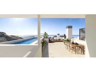 ** APARTAMENTO EN PLANTA BAJA CON AMPLIA TERRAZA, A UN PASO DE LA PLAYA, A LA VENTA EN FUENGIROLA !!