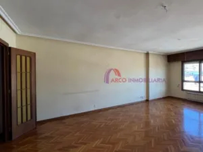 Piso en venta en Calle Regino Saez de La Maza