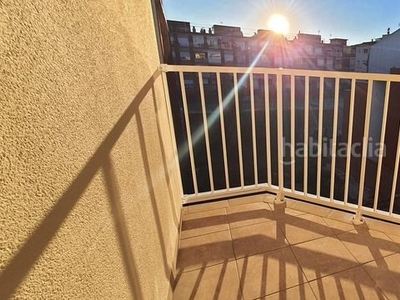 Alquiler apartamento piso de temporada en el centro con parking en Castelldefels