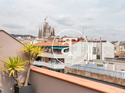 Alquiler ático sobreático de alquiler temporal de 2 habitaciones y terraza a un paso de paseo sant joan en Barcelona
