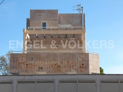 Alquiler Casa adosada Castelldefels. Plaza de aparcamiento con terraza 220 m²