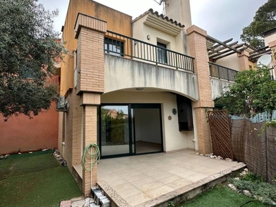 Alquiler Casa pareada en Carrer de la Deesa Isis 7 Mont-roig del Camp. Buen estado plaza de aparcamiento con terraza calefacción individual 99 m²