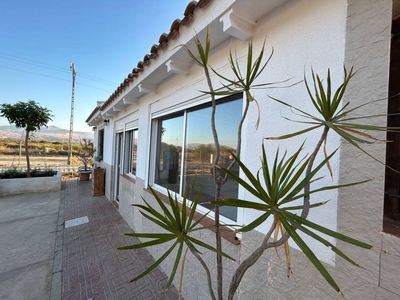 Alquiler Chalet en Carretera Alcoraya-Urbs 118 Alicante - Alacant. Buen estado calefacción individual 130 m²