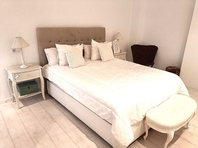 Alquiler de piso en Hermanos Falcó - Sepulcro Bolera de 2 habitaciones con muebles y aire acondicionado