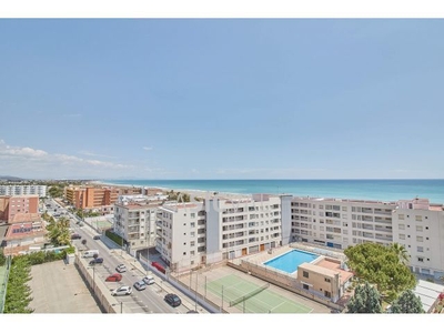 Apartamento en excelente ubicación y vistas al Mediterráneo .