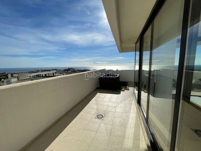 Ático con 2 habitaciones amueblado con ascensor, piscina, calefacción, aire acondicionado y vistas al mar en Mijas
