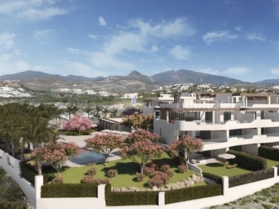 Ático con 4 habitaciones con parking y aire acondicionado en Estepona