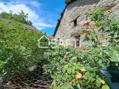 Casa de piedra con jardín en Toral de Merayo